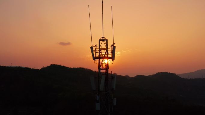 夕阳下的信号通讯塔中国铁塔