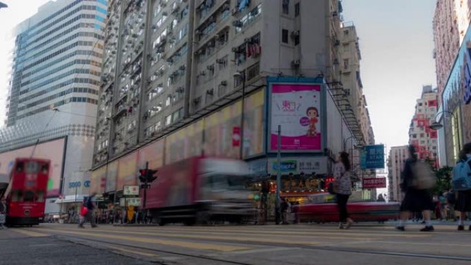 延时: 香港铜锣湾历史电车背景的行人游客