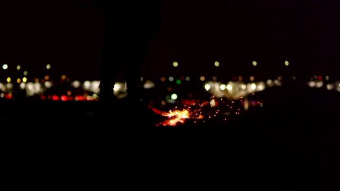 孤独的人在河边燃烧篝火