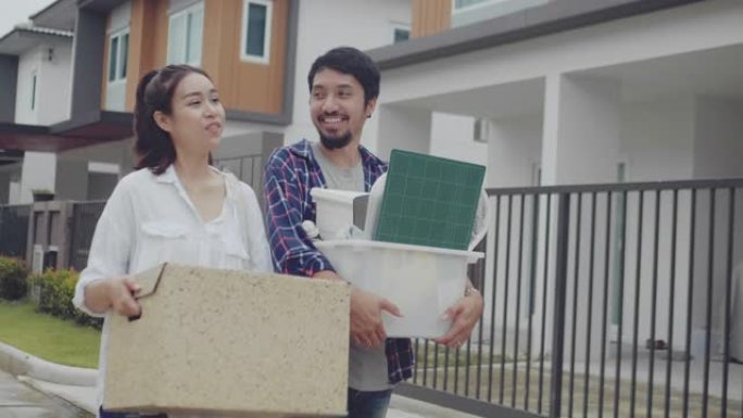一个男人和一个女人递给一个移动的盒子和家具