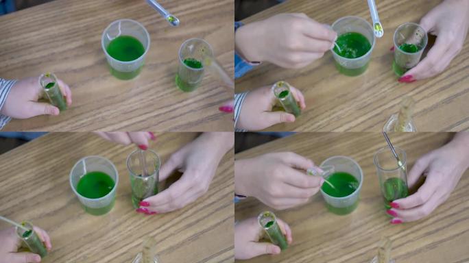 绿色液体混合在一起