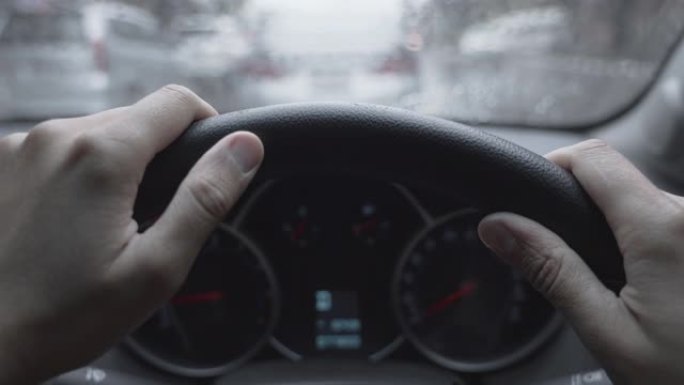 下雨天，男人用收音机里的音乐放松