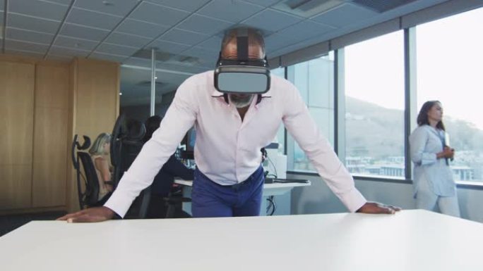 非裔美国商人在现代办公室戴着VR耳机