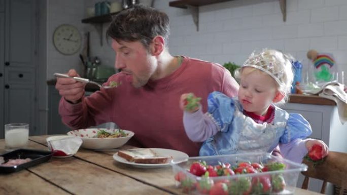 与爸爸分享父亲爸爸女儿公主服装吃草莓