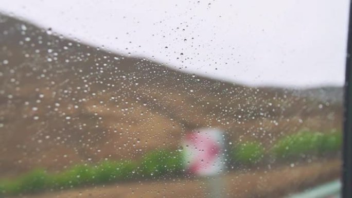车窗上的雨滴冷清孤单沿途风景说走就走