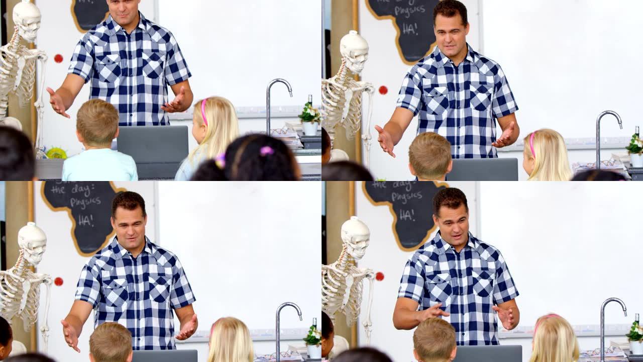 白人男老师在课堂上讲解人体骨骼模型的前视图4k