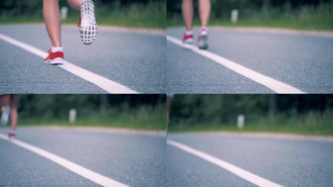 开始跑步的运动鞋中女性腿的特写
