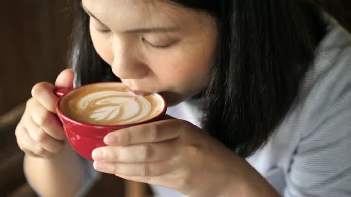 亚洲妇女喝咖啡咖啡享受咖啡的女人