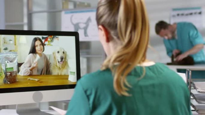女兽医与带狗的客户进行视频通话