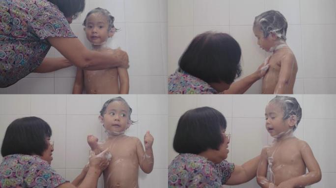 可爱的小宝宝和奶奶一起洗澡