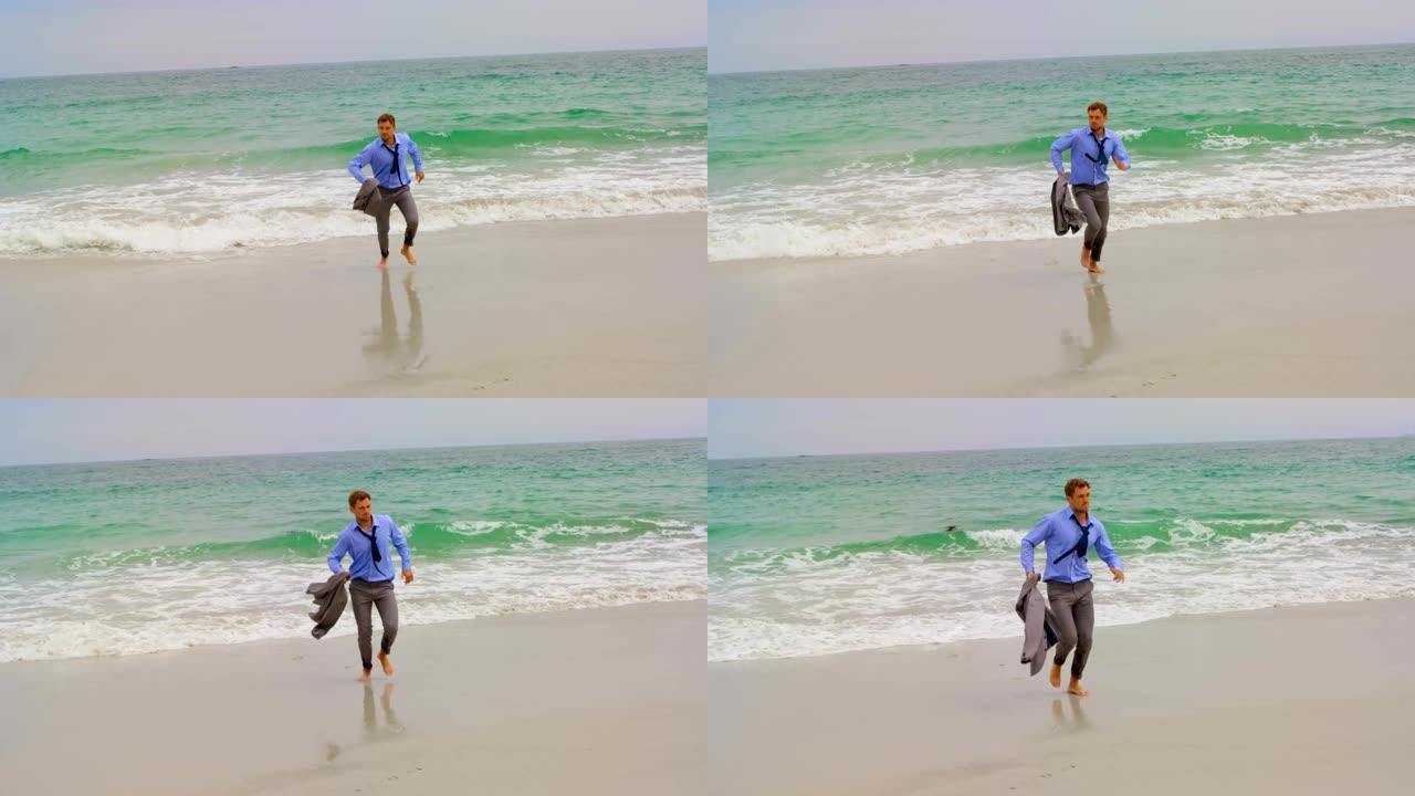 高加索商人在海滩4k上穿着西装跑的后视图