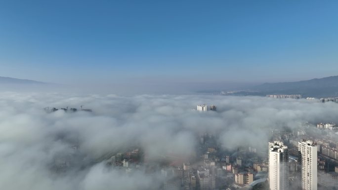 平流雾笼罩下的瑞丽市