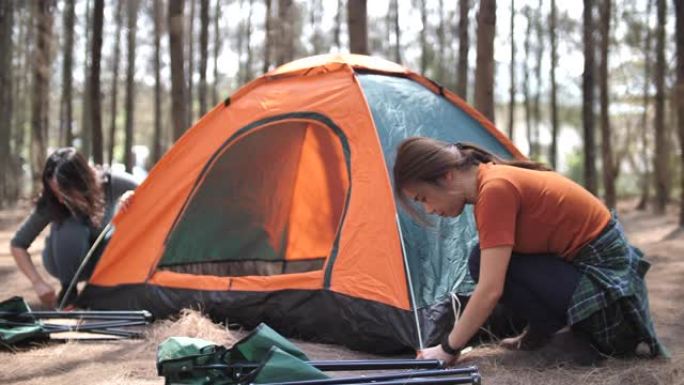 两个亚洲女性朋友准备在森林中户外露营