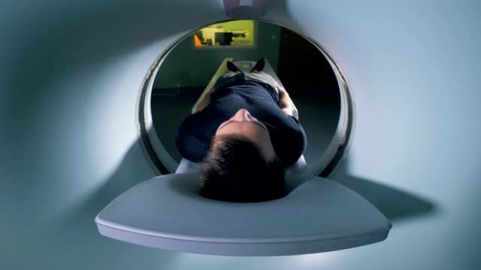 一名男子正在接受磁共振成像机构的扫描