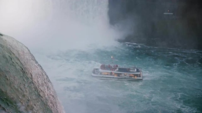 尼亚加拉瀑布8月17日2018史诗般的水景从岩石上冲来，游览船靠近瀑布慢动作。