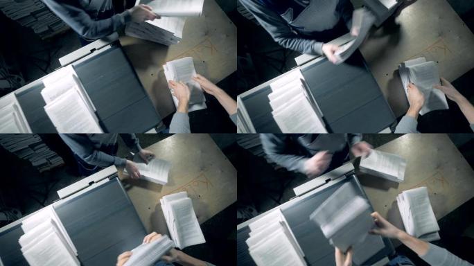 工人从排印行收集打印纸。
