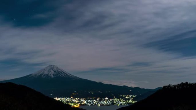 延时: 河口湖带星径的藤山鸟瞰图