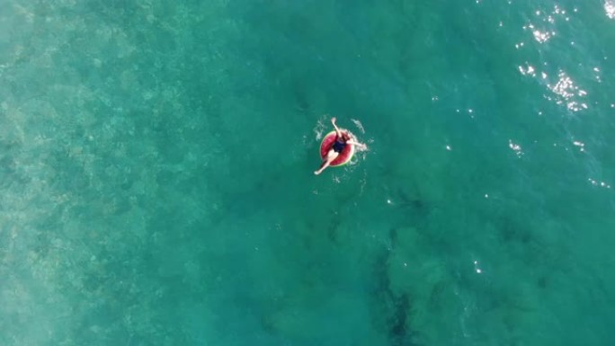 漂浮在海上橡胶圈上的女孩。