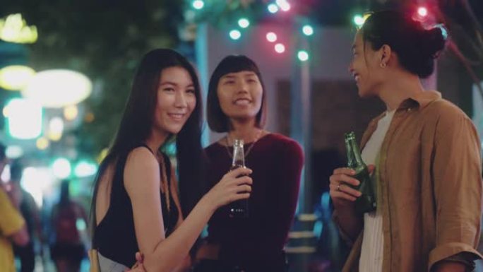 年轻的亚洲朋友在晚上庆祝。