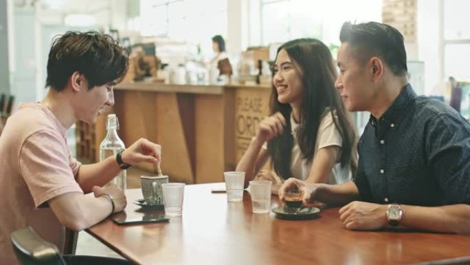 放大三个中国朋友在自助餐厅喝酒的视频