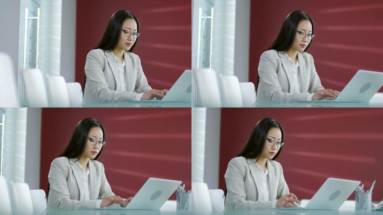 在工作中使用计算机的生产性女商人
