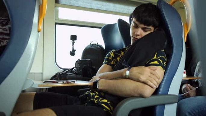 火车乘客出差困倦睡着