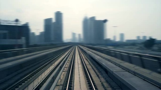 从火车视点看摩天大楼的大都市天际线