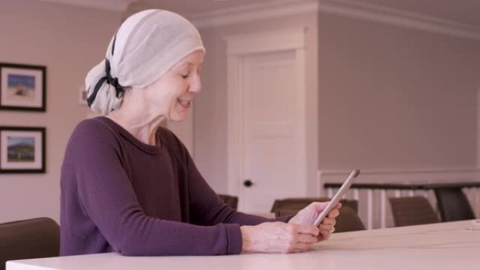 平板电脑在家患癌症的高级女性