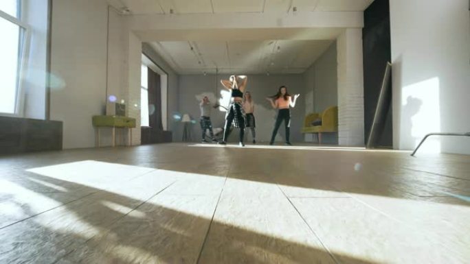 一群准备在工作室跳舞的妇女