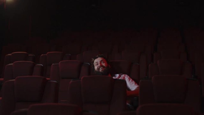 粗鲁的电影观众在电影院礼堂扔爆米花