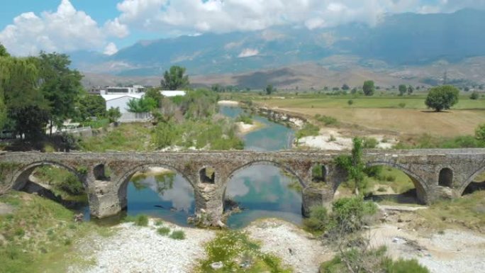 无人机: 飞越古老的奥斯曼石桥穿越干燥河。