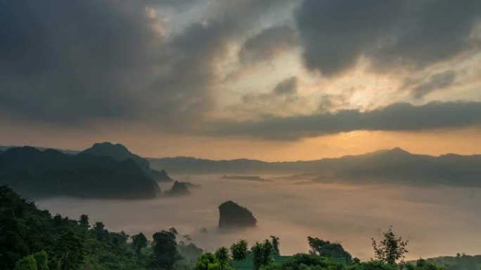 泰国帕尧省Phulangka日出时，奇幻景观的时间流逝伴随着山雾的流动。4k剪辑