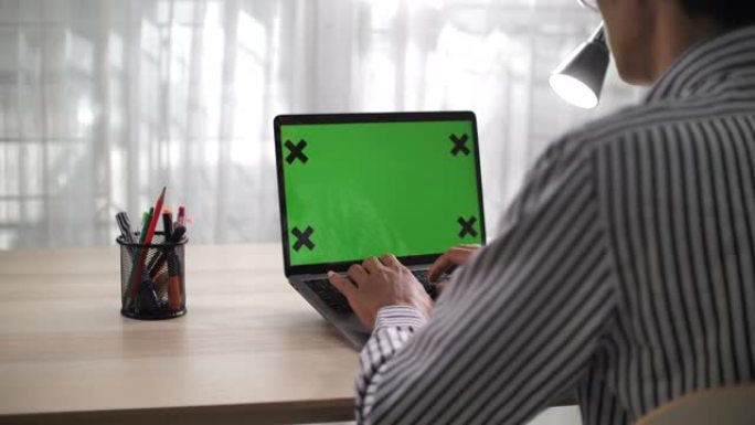 使用计算机笔记本电脑的人显示社交营销和商业的绿屏视图
