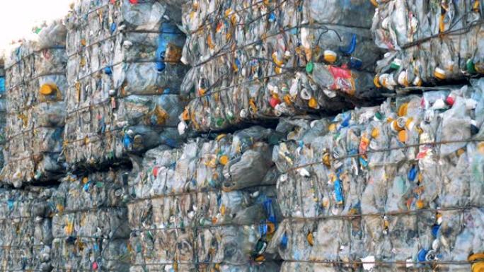 多块塑料垃圾储存在户外。回收概念。