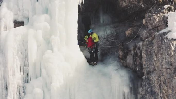 在瀑布上爬冰攀岩登山