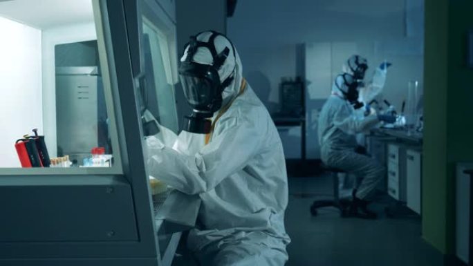 危险品中的许多人在实验室工作，研究冠状病毒样本。