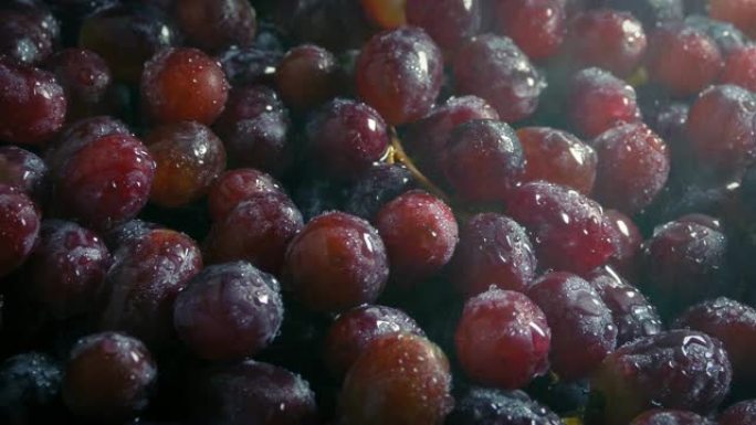 多汁的葡萄被喷上细雾