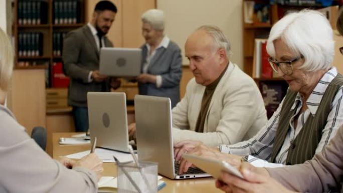 学习使用计算机的老年人小组