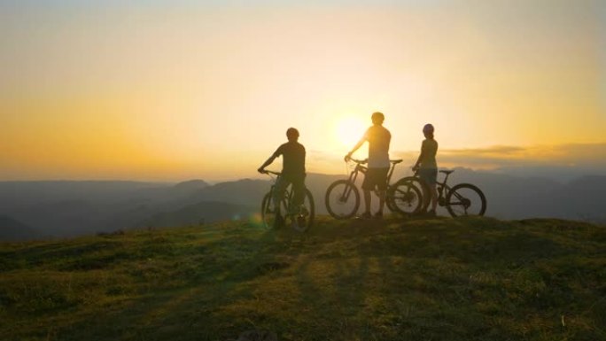 复制空间: 朋友们在越野自行车冒险后观察日落。