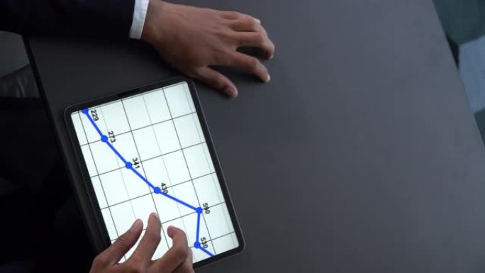 商人用手触摸数字平板电脑进行分析图