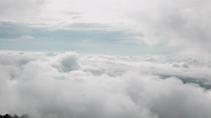 早上无人驾驶飞机飞越迷雾山