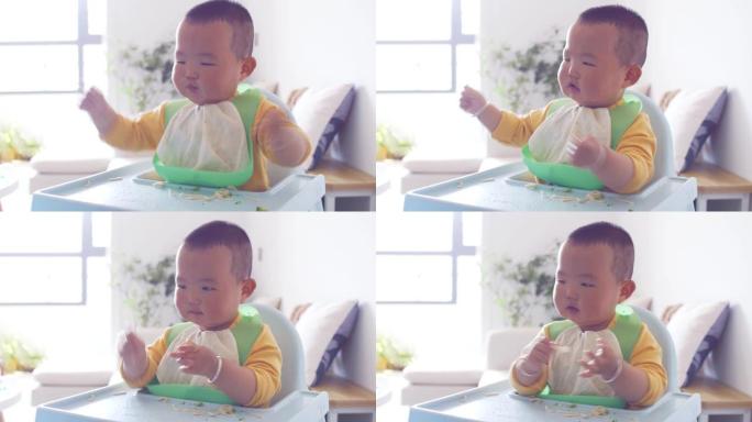 男婴玩他的食物室内公寓婴幼儿宝宝吃面条