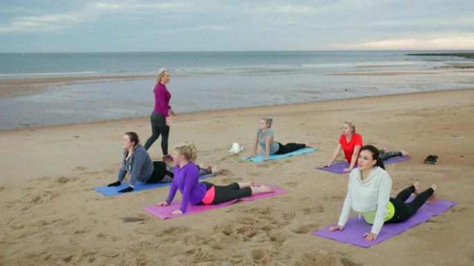 女子瑜伽沙滩班女子瑜伽沙滩班教练