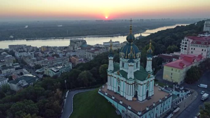 乌克兰基辅。日出时飞越第聂伯河岸边的圣安德鲁教堂。空中射击，4K
