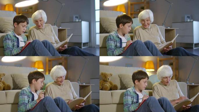 奶奶和小学生正在阅读教科书
