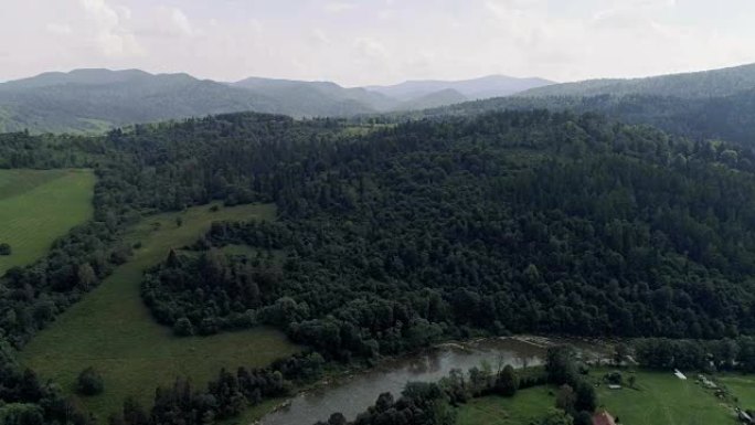 探索荒野。有河的山地景观。鸟瞰图