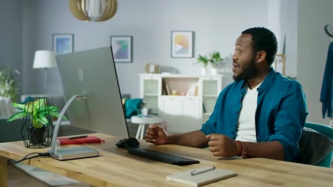 包括音频: 英俊激动的男人在家中使用个人计算机在互联网上发现超级内容，并说: “哇!”。