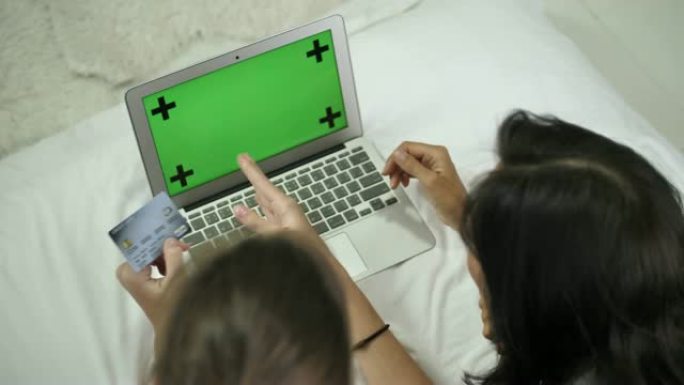 在带有绿屏的笔记本电脑上进行家庭在线购物
