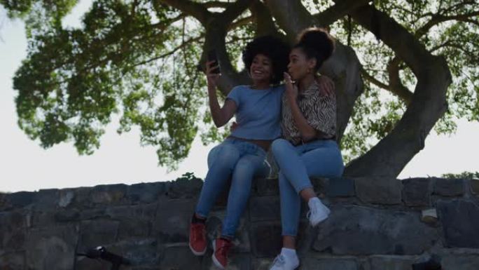 两名混血妇女在公园拍照