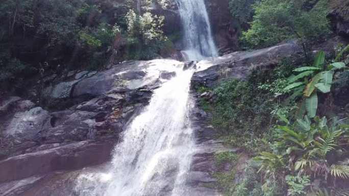东南亚雨林中的瀑布，空中拍摄